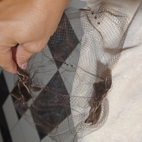 Vintage Set of 2 Net Veils, dark brown velvet bows and tear drops, tan velvet - Picture 3 of 11